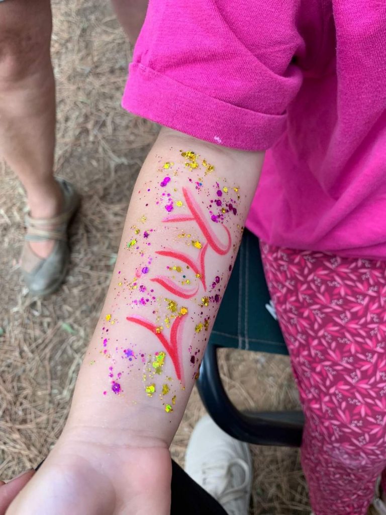 Tatouage éphémère au festival abracadabra