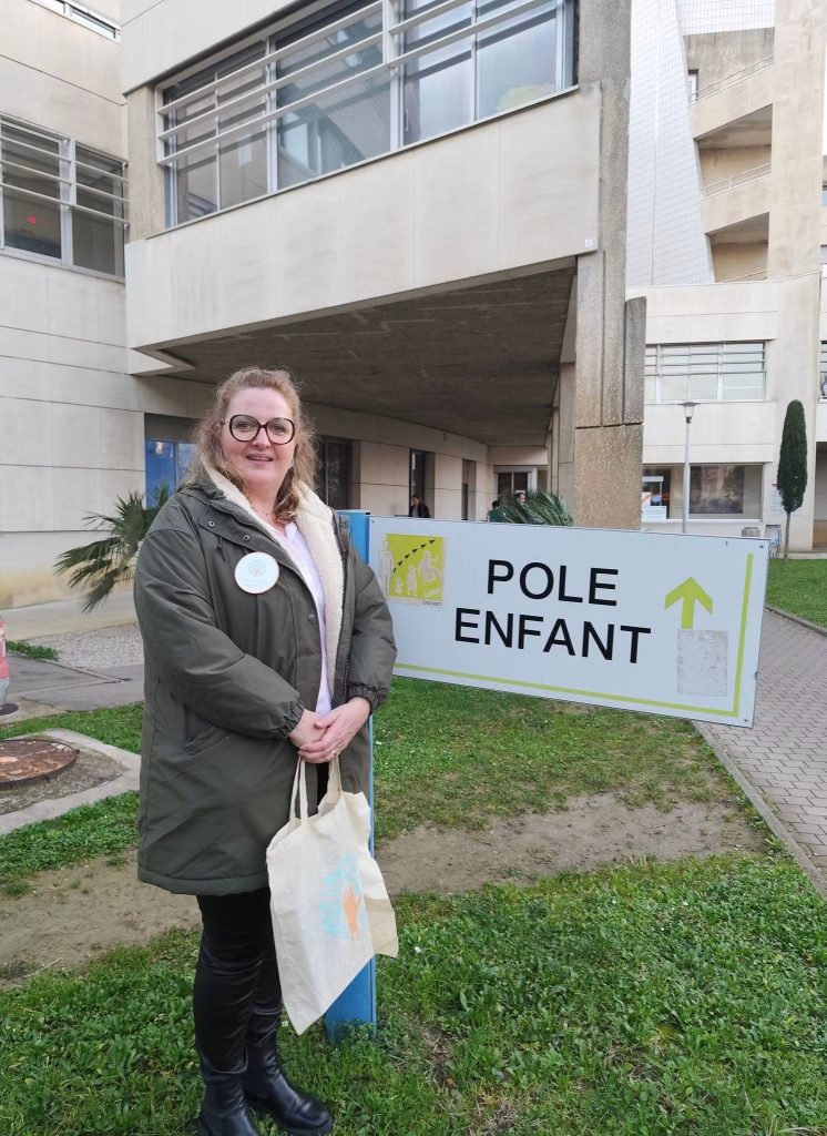 Magaly devant le chu de montpellier
