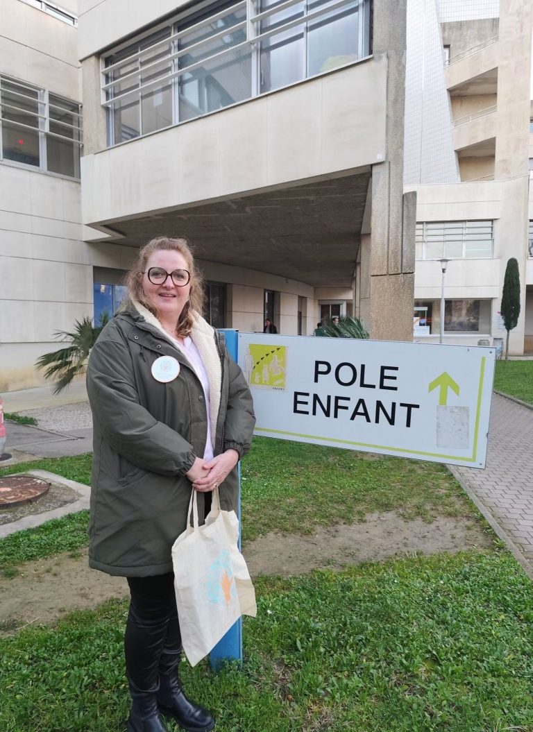 Magaly devant le chu de montpellier