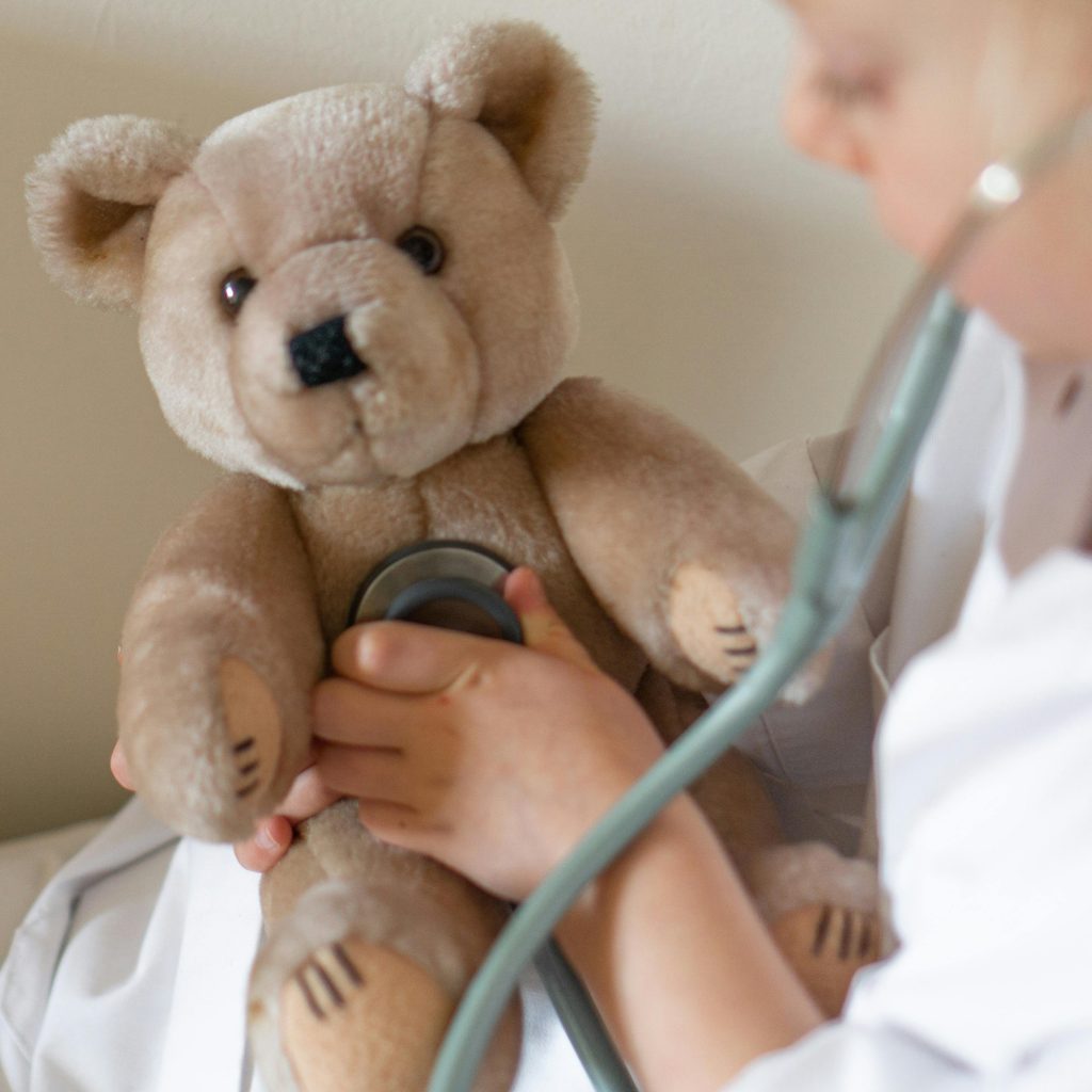 Un enfant soignant sa peluche