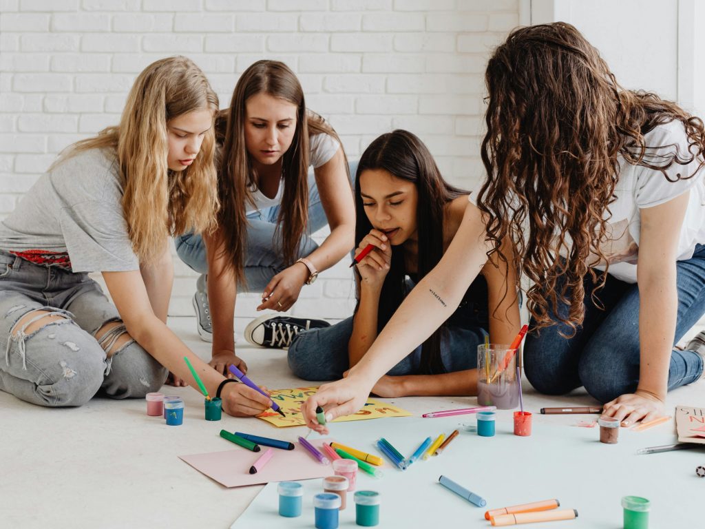 atelier d'art-thérapie avec des adolescents