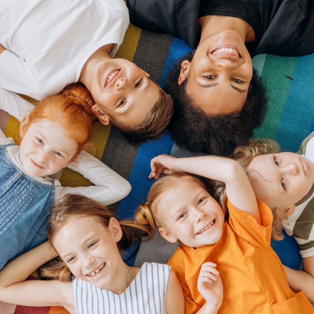 groupe d'enfants et adolescents de toute origine, souriants