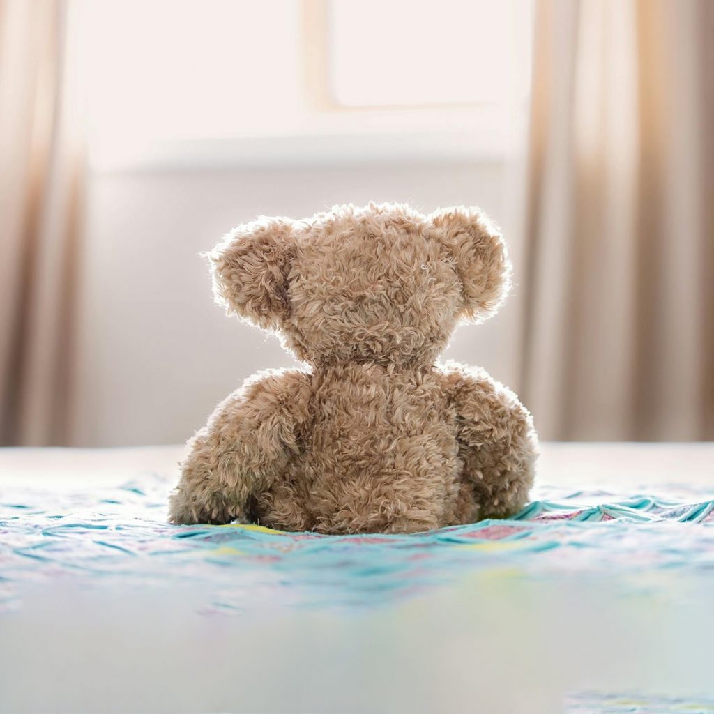 un ours en peluche sur un lit d'hôpital