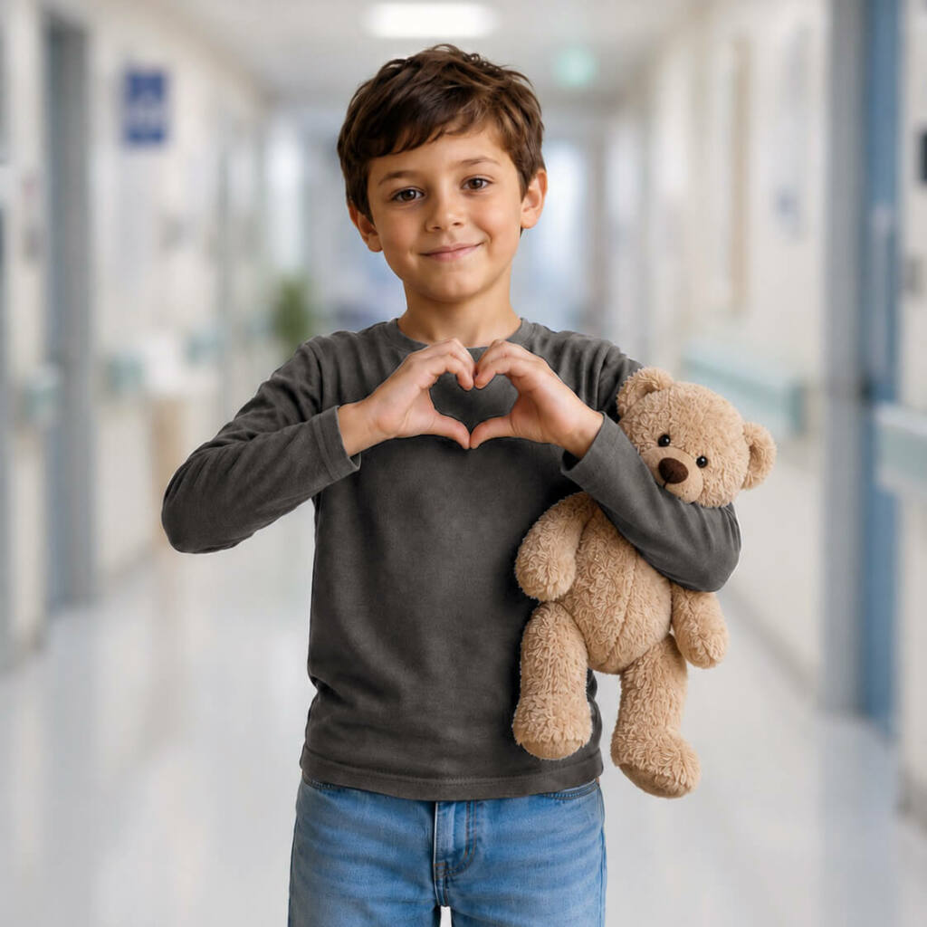 Jeune garçon avec sa peluche dans les bras